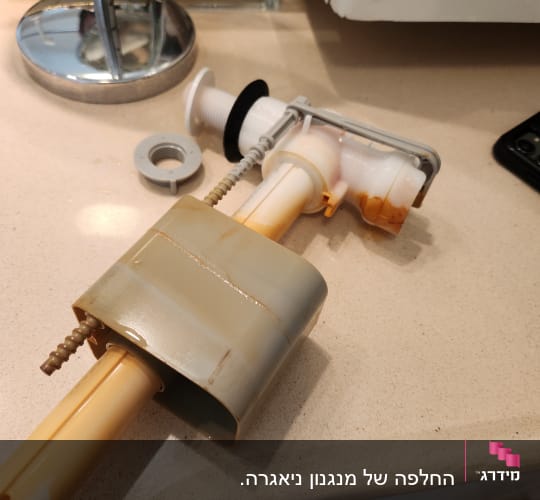 חלקי צנרת פלסטיק על משטח עבודה במטבח